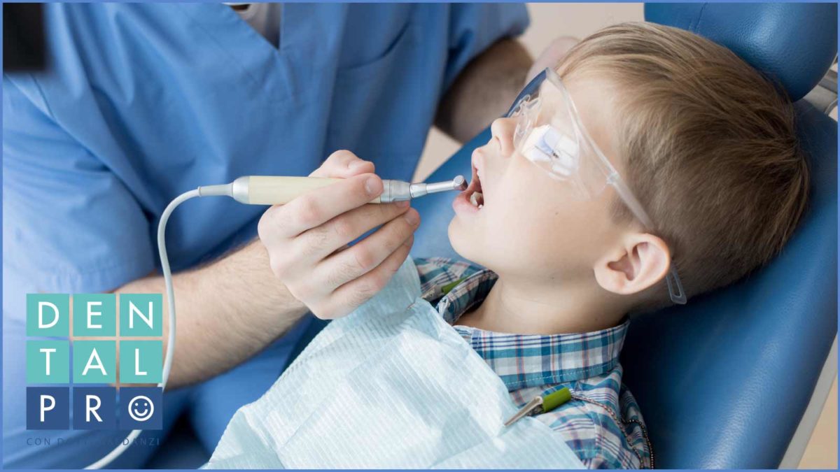 bambino dal dentista per un controllo al dente da latte