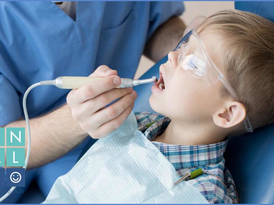 bambino dal dentista per un controllo al dente da latte