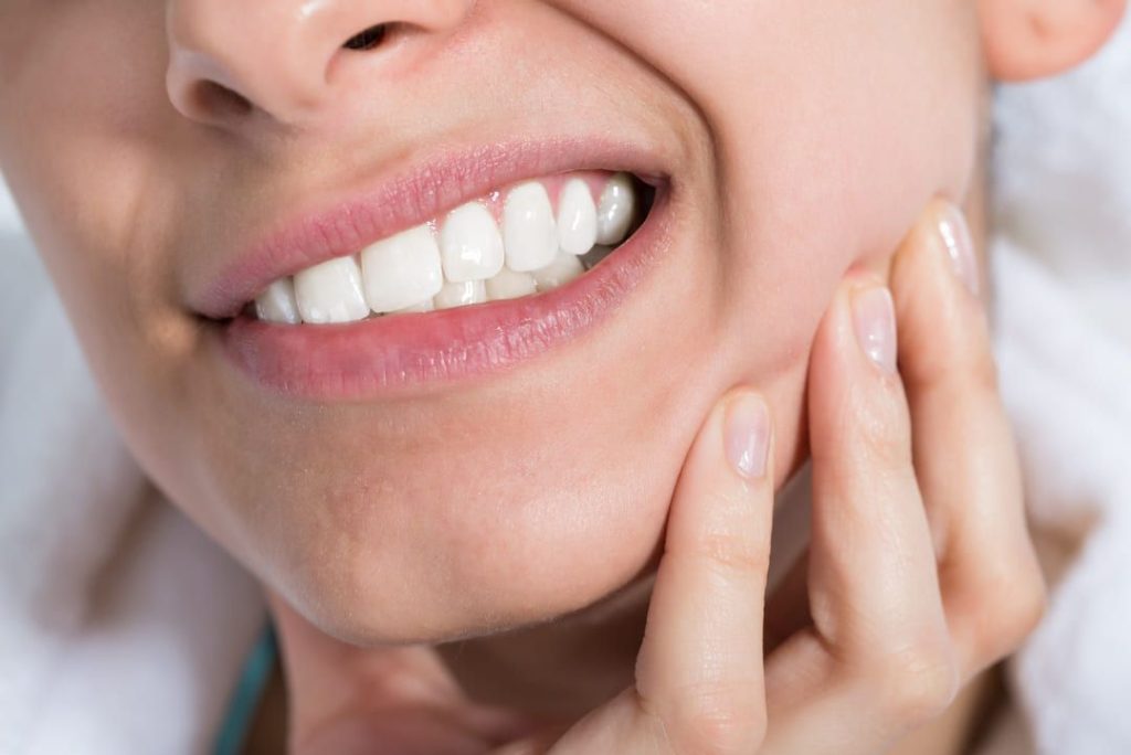 Impianto dentale si muove e fa male, come agire quando la protesi fissa dà problemi? 1 Impianto dentale si muove